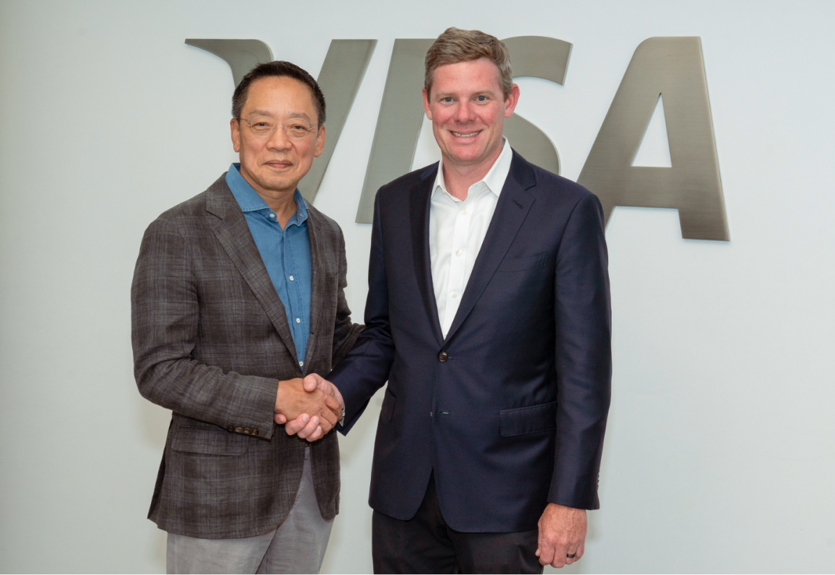 ▲지난 21일(현지시각) 미국 샌프란시스코 Visa 글로벌 본사에서 열린 협약식에서 정태영 현대카드 부회장(왼쪽)과 라이언 맥이너니 Visa 최고경영자가 기념촬영을 하고 있다.  (사진제공=현대카드)