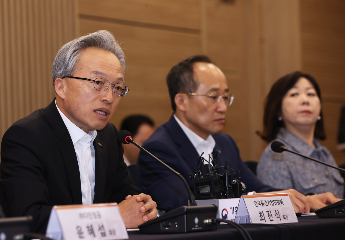 ▲최진식 한국중견기업연합회 회장이 26일 ‘추경호 부총리 중견기업인과의 대화’에서 모두발언을 하고 있다.  (사진제공=한국중견기업연합회)