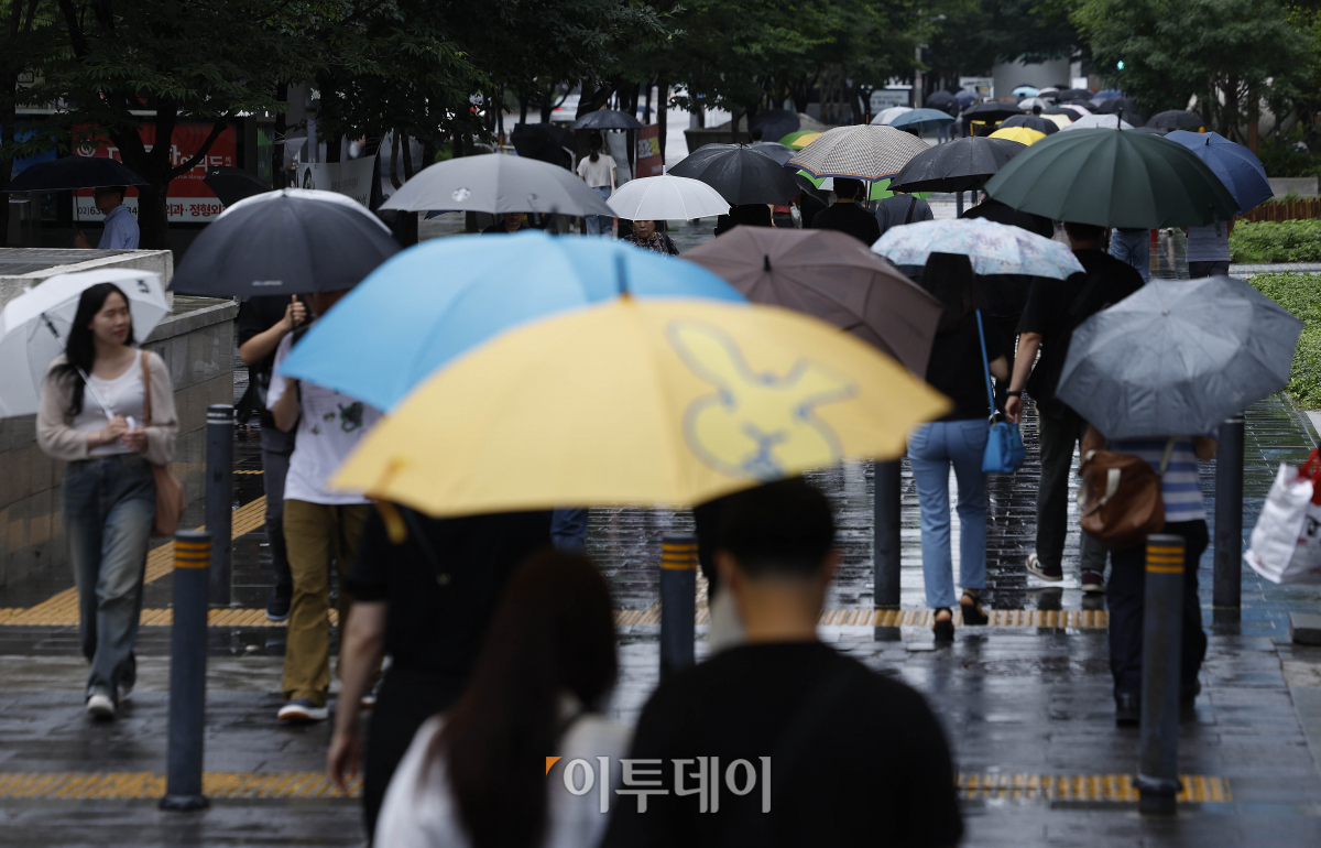 ▲장맛비가 내리는 26일 서울 영등포구 여의도역 일대에서 우산을 쓴 시민들이 출근길 발걸음을 재촉하고 있다. 조현호 기자 hyunho@