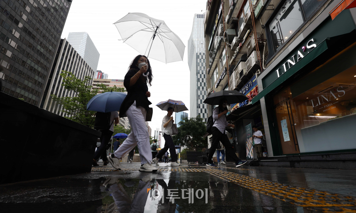 ▲장맛비가 내리는 26일 서울 영등포구 여의도역 일대에서 우산을 쓴 시민들이 출근길 발걸음을 재촉하고 있다. 조현호 기자 hyunho@