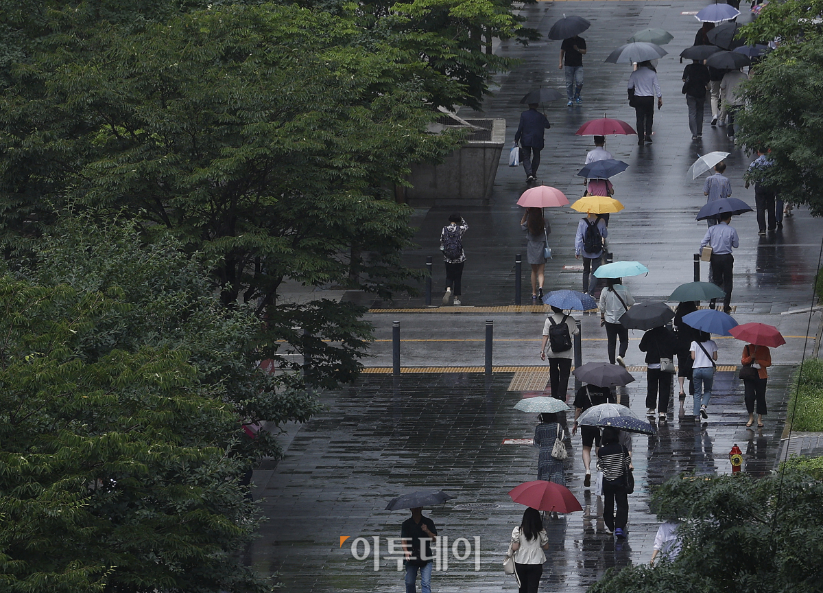 ▲장맛비가 내리는 26일 서울 영등포구 여의도역 일대에서 우산을 쓴 시민들이 출근길 발걸음을 재촉하고 있다. 조현호 기자 hyunho@
