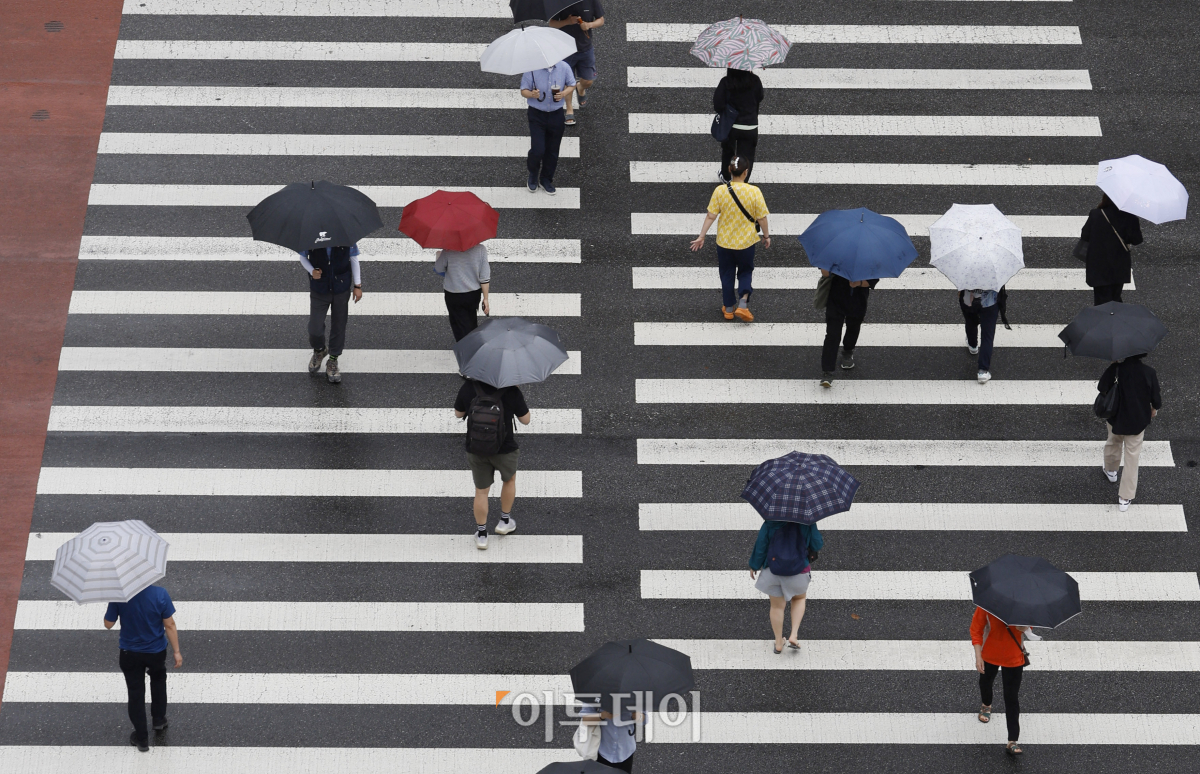 ▲장맛비가 내리는 26일 서울 영등포구 여의도역 일대에서 우산을 쓴 시민들이 출근길 발걸음을 재촉하고 있다. 조현호 기자 hyunho@