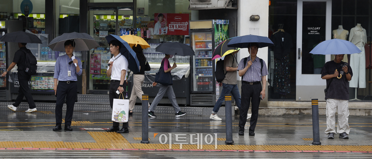 ▲장맛비가 내리는 26일 서울 영등포구 여의도역 일대에서 우산을 쓴 시민들이 출근길 발걸음을 재촉하고 있다. 조현호 기자 hyunho@
