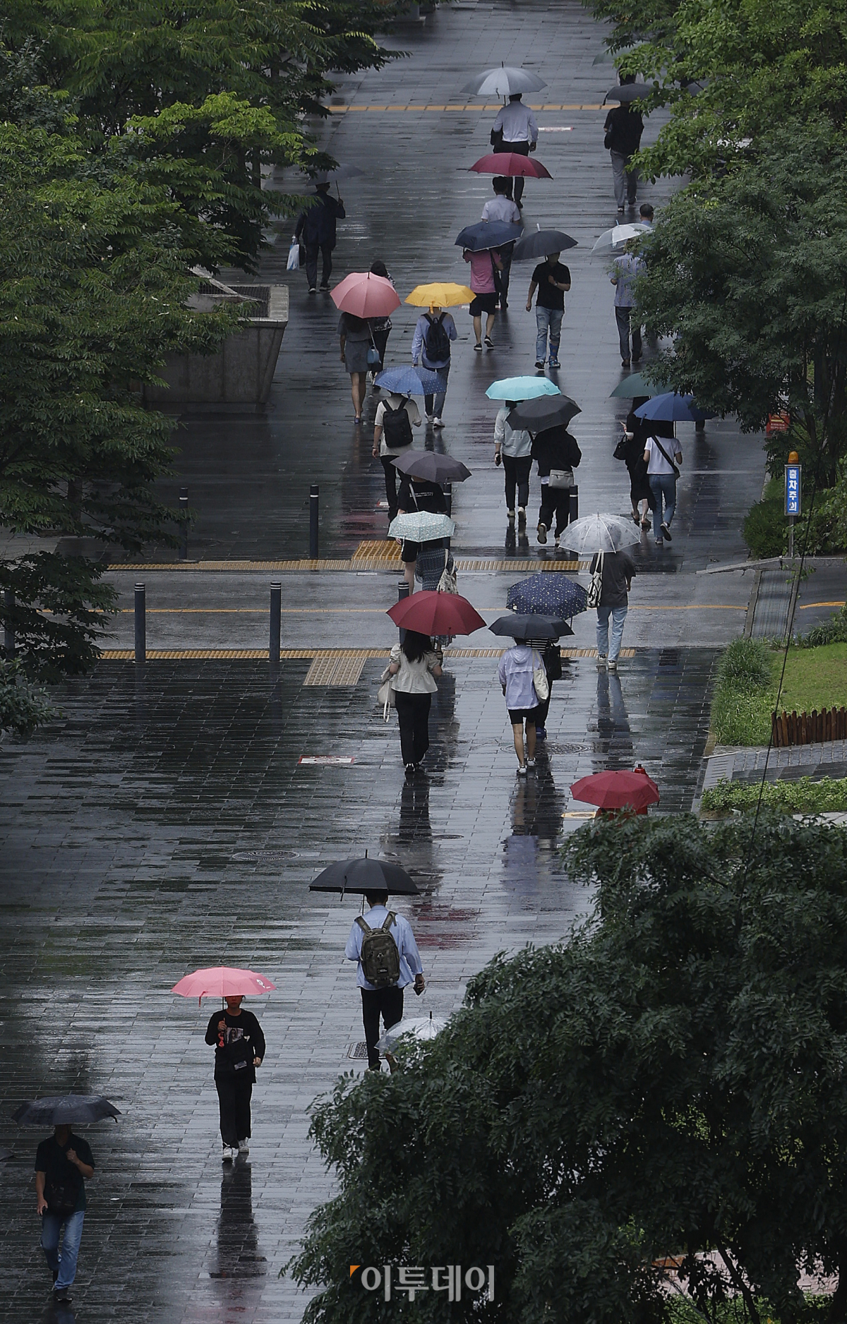 ▲장맛비가 내리는 26일 서울 영등포구 여의도역 일대에서 우산을 쓴 시민들이 출근길 발걸음을 재촉하고 있다. 조현호 기자 hyunho@