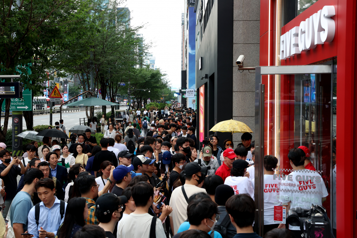 ▲미국 햄버거 브랜드 파이브가이즈의 국내 1호점 오픈일인 26일 서울 서초구 파이브가이즈 강남 앞에서 시민들이 길게 줄을서 입장을 기다리고 있다. 1986년 미국 버지니아에서 시작한 파이브가이즈는 2002년 해외진출 이래 현재 23개 국가에서 1800여개 매장을 운영 중이며 한국은 아시아 내 6번째다. 신태현 기자 holjjak@