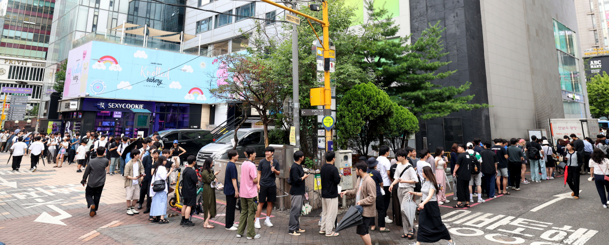 ▲미국 햄버거 브랜드 파이브가이즈의 국내 1호점 오픈일인 26일 서울 서초구 파이브가이즈 강남 앞에서 시민들이 길게 줄을서 입장을 기다리고 있다. 1986년 미국 버지니아에서 시작한 파이브가이즈는 2002년 해외진출 이래 현재 23개 국가에서 1800여개 매장을 운영 중이며 한국은 아시아 내 6번째다. 신태현 기자 holjjak@