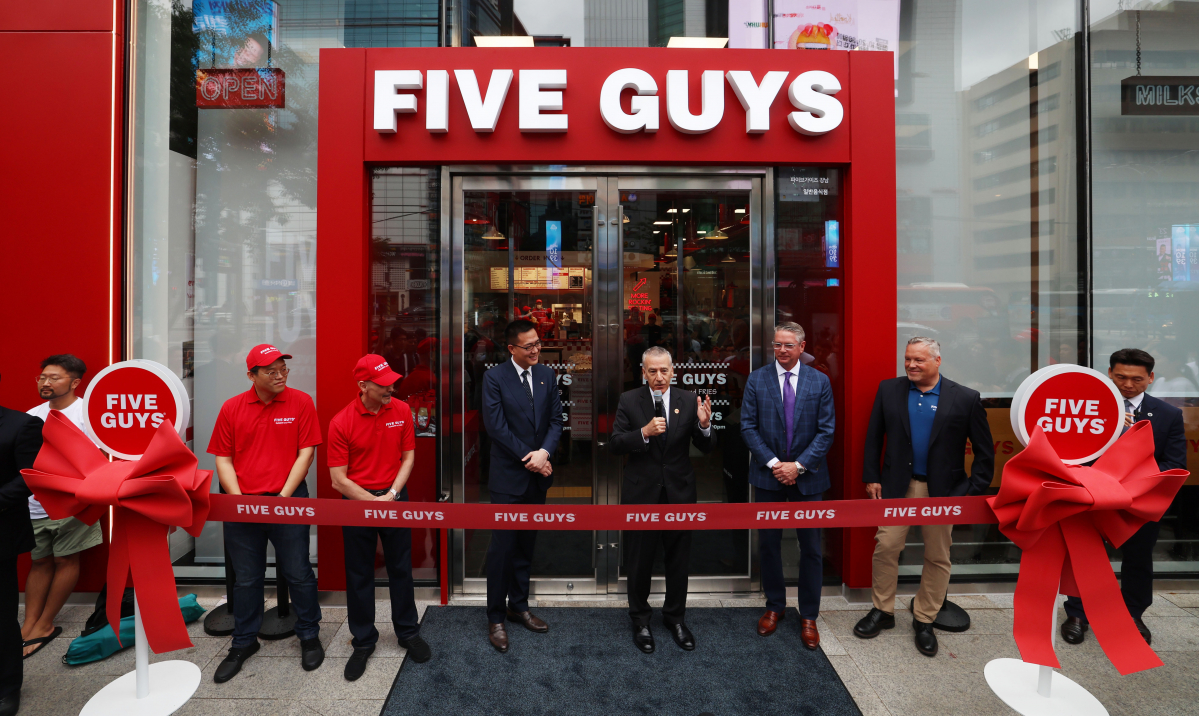 ▲미국 햄버거 브랜드 파이브가이즈의 국내 1호점 오픈일인 26일 서울 서초구 파이브가이즈 강남 앞에서 필립 골드버그(왼쪽 세 번째) 주한미국대사가 인사말을 하고 있다. 왼쪽 두번째는 김동선 한화갤러리아 전략본부장. 1986년 미국 버지니아에서 시작한 파이브가이즈는 2002년 해외진출 이래 현재 23개 국가에서 1800여개 매장을 운영 중이며 한국은 아시아 내 6번째다. 신태현 기자 holjjak@