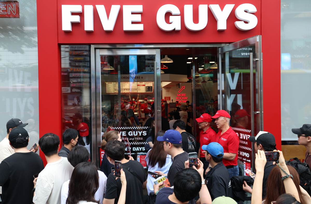▲미국 햄버거 브랜드 파이브가이즈의 국내 1호점 오픈일인 26일 서울 서초구 파이브가이즈 강남에 시민들이 입장하고 있다. 1986년 미국 버지니아에서 시작한 파이브가이즈는 2002년 해외진출 이래 현재 23개 국가에서 1800여개 매장을 운영 중이며 한국은 아시아 내 6번째다. 신태현 기자 holjjak@