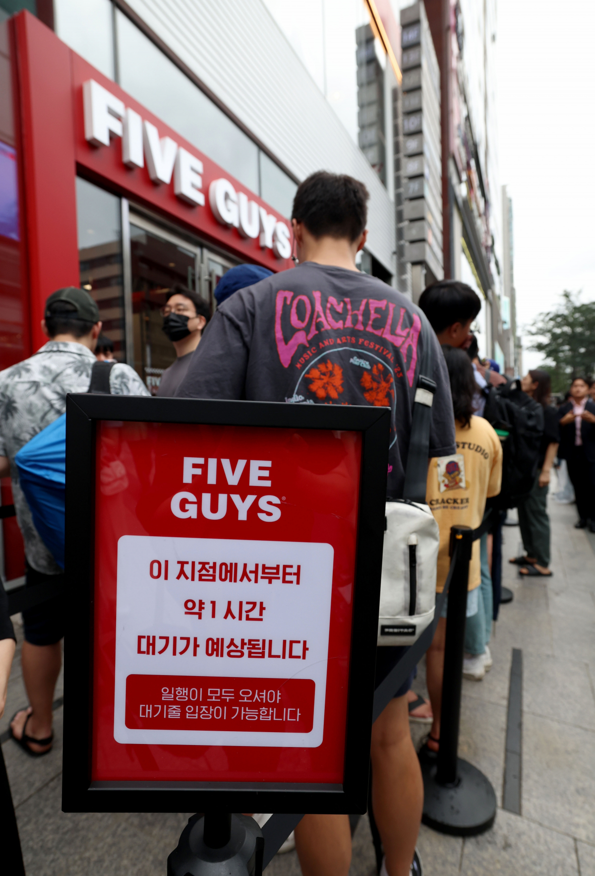 ▲미국 햄버거 브랜드 파이브가이즈의 국내 1호점 오픈일인 26일 서울 서초구 파이브가이즈 강남 앞에서 시민들이 길게 줄을서 입장을 기다리고 있다. 1986년 미국 버지니아에서 시작한 파이브가이즈는 2002년 해외진출 이래 현재 23개 국가에서 1800여개 매장을 운영 중이며 한국은 아시아 내 6번째다. 신태현 기자 holjjak@