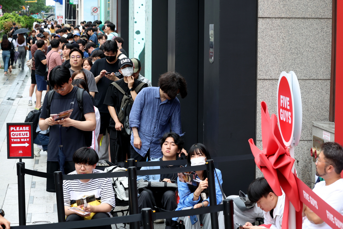 ▲미국 햄버거 브랜드 파이브가이즈의 국내 1호점 오픈일인 26일 서울 서초구 파이브가이즈 강남 앞에서 시민들이 길게 줄을서 입장을 기다리고 있다. 1986년 미국 버지니아에서 시작한 파이브가이즈는 2002년 해외진출 이래 현재 23개 국가에서 1800여개 매장을 운영 중이며 한국은 아시아 내 6번째다. 신태현 기자 holjjak@