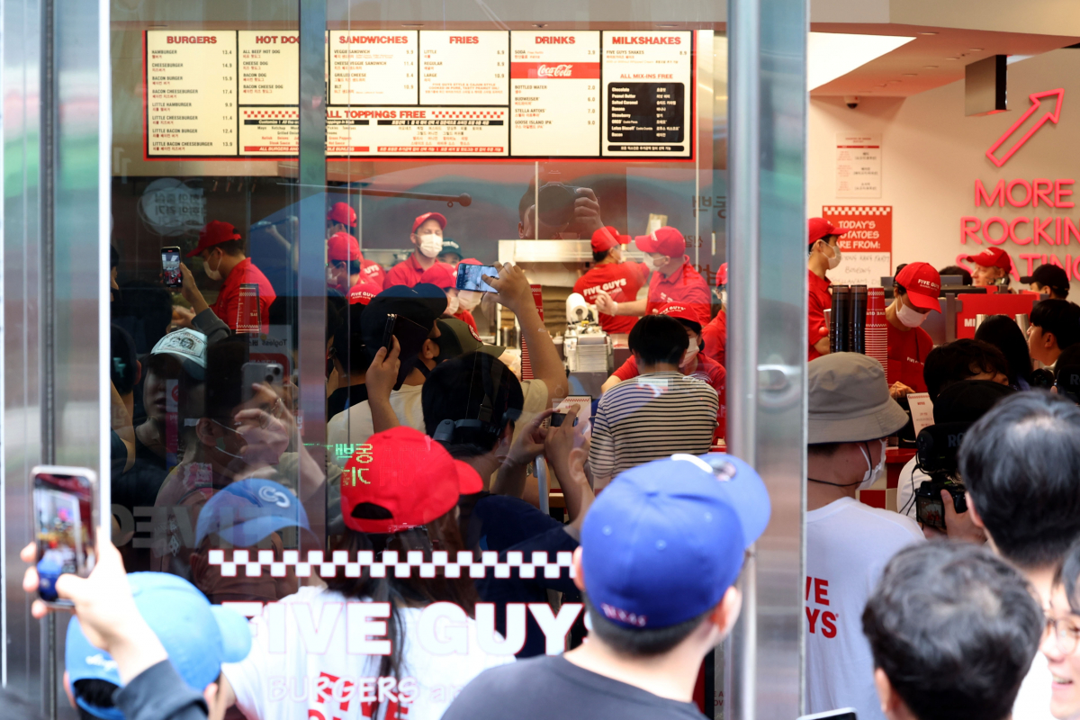 ▲미국 햄버거 브랜드 파이브가이즈의 국내 1호점 오픈일인 26일 서울 서초구 파이브가이즈 강남에 시민들이 입장하고 있다. 1986년 미국 버지니아에서 시작한 파이브가이즈는 2002년 해외진출 이래 현재 23개 국가에서 1800여개 매장을 운영 중이며 한국은 아시아 내 6번째다. 신태현 기자 holjjak@