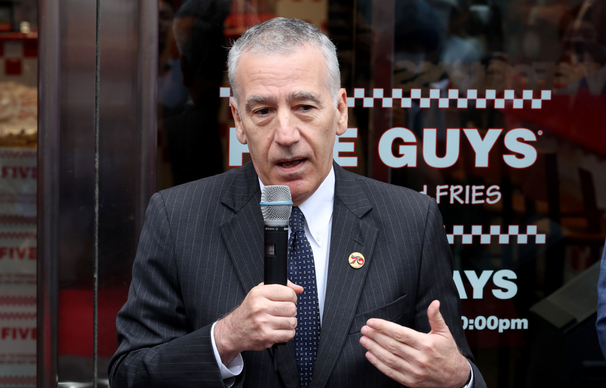 ▲미국 햄버거 브랜드 파이브가이즈의 국내 1호점 오픈일인 26일 서울 서초구 파이브가이즈 강남 앞에서 필립 골드버그 주한미국대사가 인사말을 하고 있다. 1986년 미국 버지니아에서 시작한 파이브가이즈는 2002년 해외진출 이래 현재 23개 국가에서 1800여개 매장을 운영 중이며 한국은 아시아 내 6번째다. 신태현 기자 holjjak@