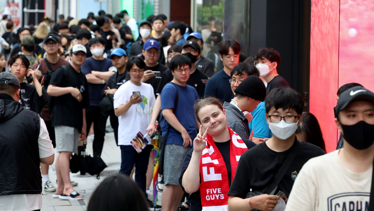 ▲미국 햄버거 브랜드 파이브가이즈의 국내 1호점 오픈일인 26일 서울 서초구 파이브가이즈 강남 앞에서 시민들이 길게 줄을서 입장을 기다리고 있다. 1986년 미국 버지니아에서 시작한 파이브가이즈는 2002년 해외진출 이래 현재 23개 국가에서 1800여개 매장을 운영 중이며 한국은 아시아 내 6번째다. 신태현 기자 holjjak@