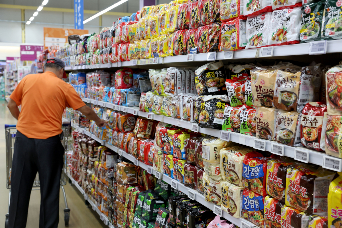 ▲올해 1분기 가구 소득이 3.4% 늘 때 라면 소비자물가 상승률은 이보다 세 배가 넘는 것으로 집계됐다. 26일 통계청 국가통계포털에 따르면 1분기 전체 가구의 처분가능소득은 399만1000원으로 지난해 같은 기간에 비해 3.4% 늘었다. 이에 비해 서민들이 많이 찾는 가공식품, 특히 라면이 12.4%, 빵이 14.3%, 스낵 과자가 13.1%, 아이스크림이 11.8% 올라 장바구니 물가 부담이 커지고 있다. 이날 서울의 한 대형마트에서 시민들이 라면을 살펴보고 있다. 신태현 기자 holjjak@