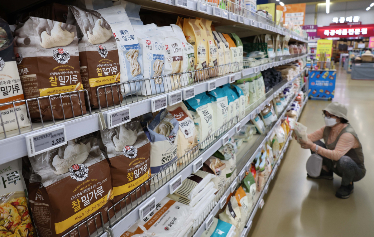 ▲농림축산식품부가 제분업체들과 간담회를 열고 밀가루 가격 안정에 대한 협조를 요청할 것으로 알려진 26일 서울의 한 대형마트에서 시민들이 밀가루를 살펴보고 있다.  (신태현 기자 holjjak@)