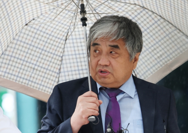 ▲ TV조선 재승인 의혹으로 기소된 한상혁 전 방송통신위원회 위원장이 26일 오전 서울 도봉구 북부지방법원에서 열린 첫 공판기일에 출석, 취재진의 질문에 답하고 있다. (연합뉴스)