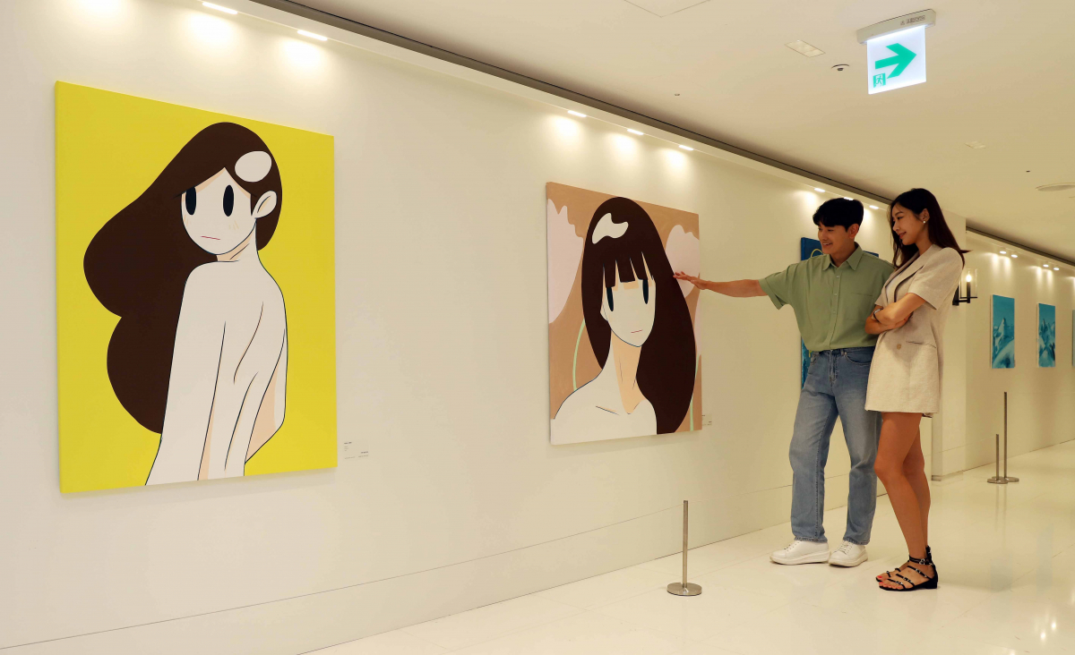 ▲신세계 강남점에서 사람들이 아마노 타케루의 개인전 작품을 보고 있다. (사진제공=신세계백화점)