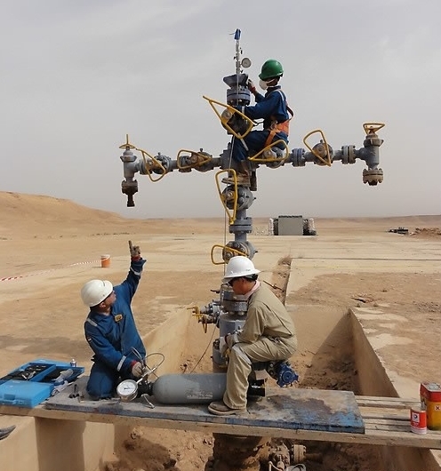 ▲2013년 한국가스공사 관계자들이 이라크 아카스 가스전 현장에서 작업하고 있다. (사진제공=한국가스공사)