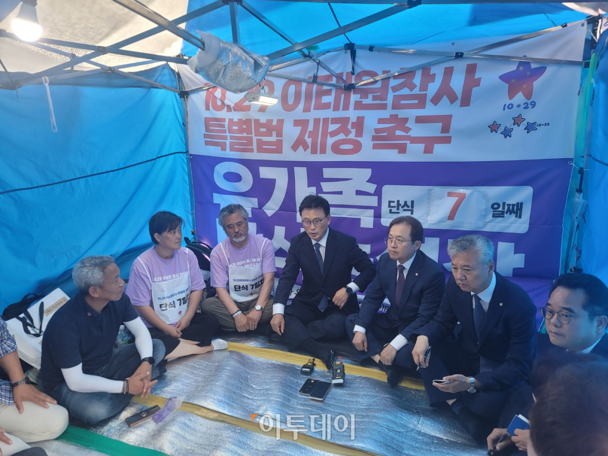 ▲박광온 더불어민주당 원내대표(가운데)가 26일 국회 앞 이태원 참사 유가족협의회의 단식 농성장에서 간담회를 갖고 있다. (정호영 기자)