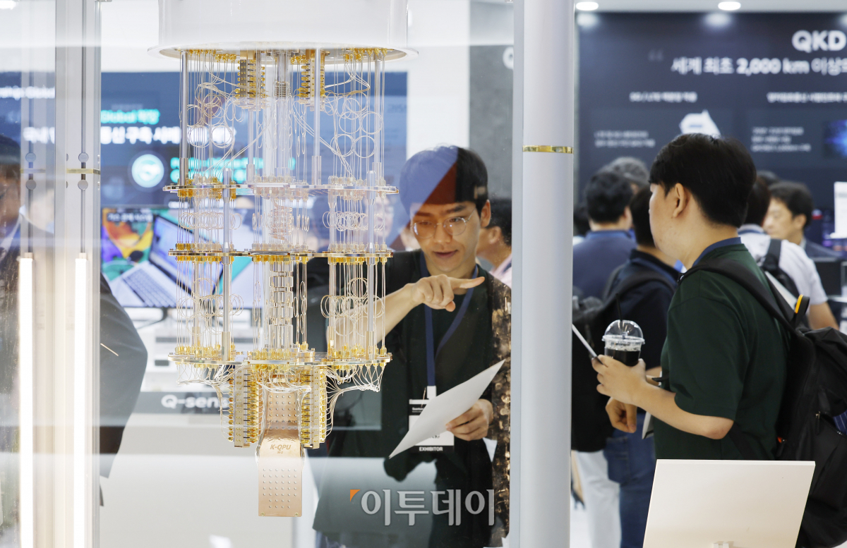 ▲26일 오후 서울 중구 동대문디자인플라자(DDP)에서 열린 '퀀텀 코리아 2023'에서 관람객들이 초전도 기반 50큐비트 양자컴퓨터 모형을 살펴보고 있다. 조현호 기자 hyunho@