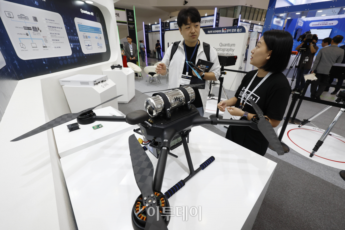 ▲26일 오후 서울 중구 동대문디자인플라자(DDP)에서 열린 '퀀텀 코리아 2023'에서 관람객들이 퀀텀-드론을 살펴보고 있다. 조현호 기자 hyunho@