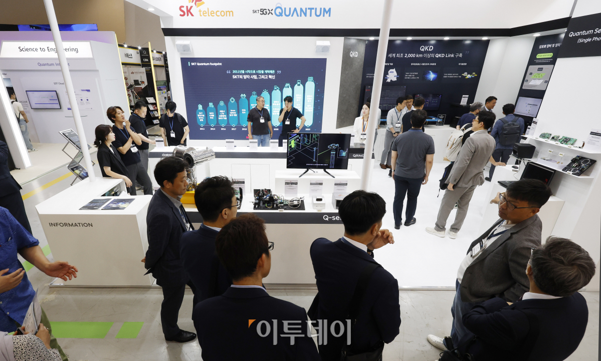 ▲26일 오후 서울 중구 동대문디자인플라자(DDP)에서 열린 '퀀텀 코리아 2023'에서 관람객들이 SK 부스를 살펴보고 있다. 조현호 기자 hyunho@