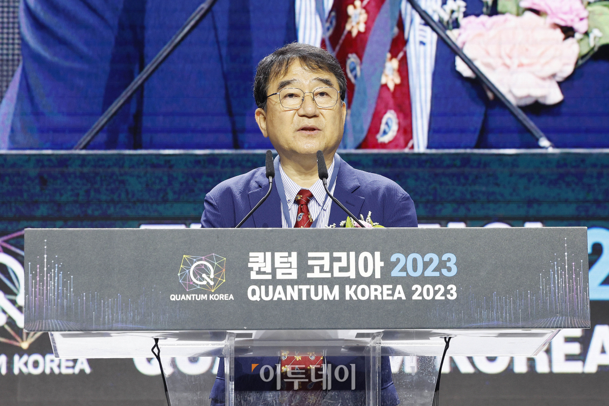 ▲김재완 퀀텀코리아 2023 조직위원장이 26일 서울 동대문디지털플라자에서 열린 '퀀텀 코리아 2023' 개막식에서 개회사를 하고 있다. 조현호 기자 hyunho@