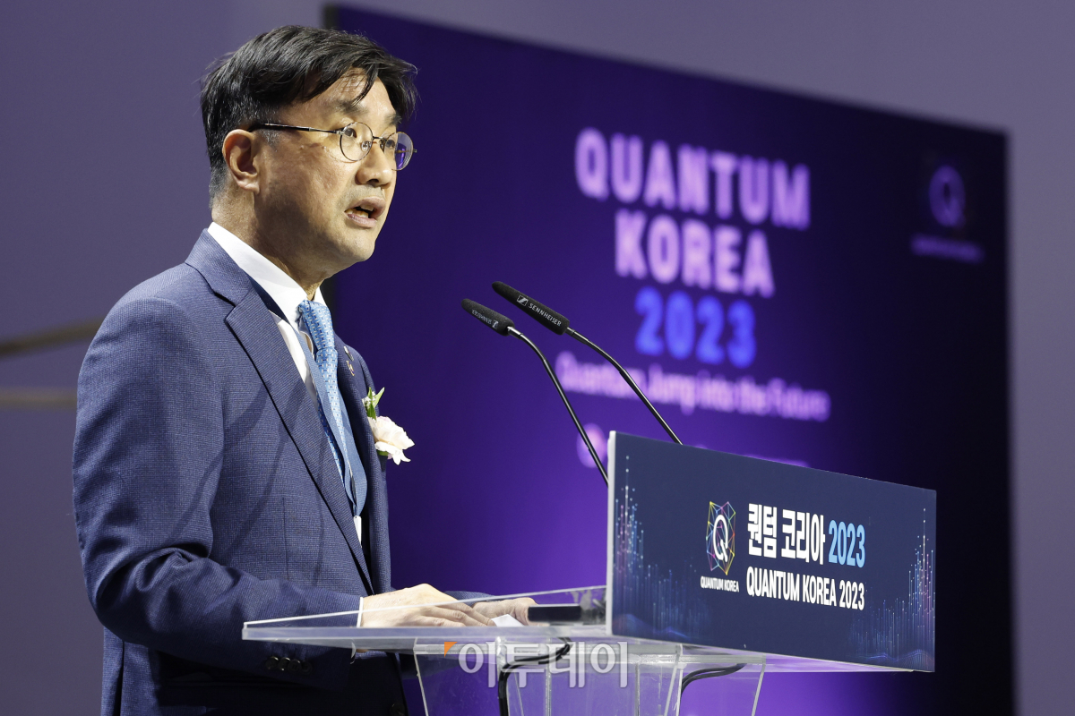 ▲주영창 과학기술혁신본부 본부장이 26일 오후 서울 중구 동대문디자인플라자(DDP)에서 열린 '퀀텀 코리아 2023' 개막식에서 환영사를 하고 있다. 조현호 기자 hyunho@