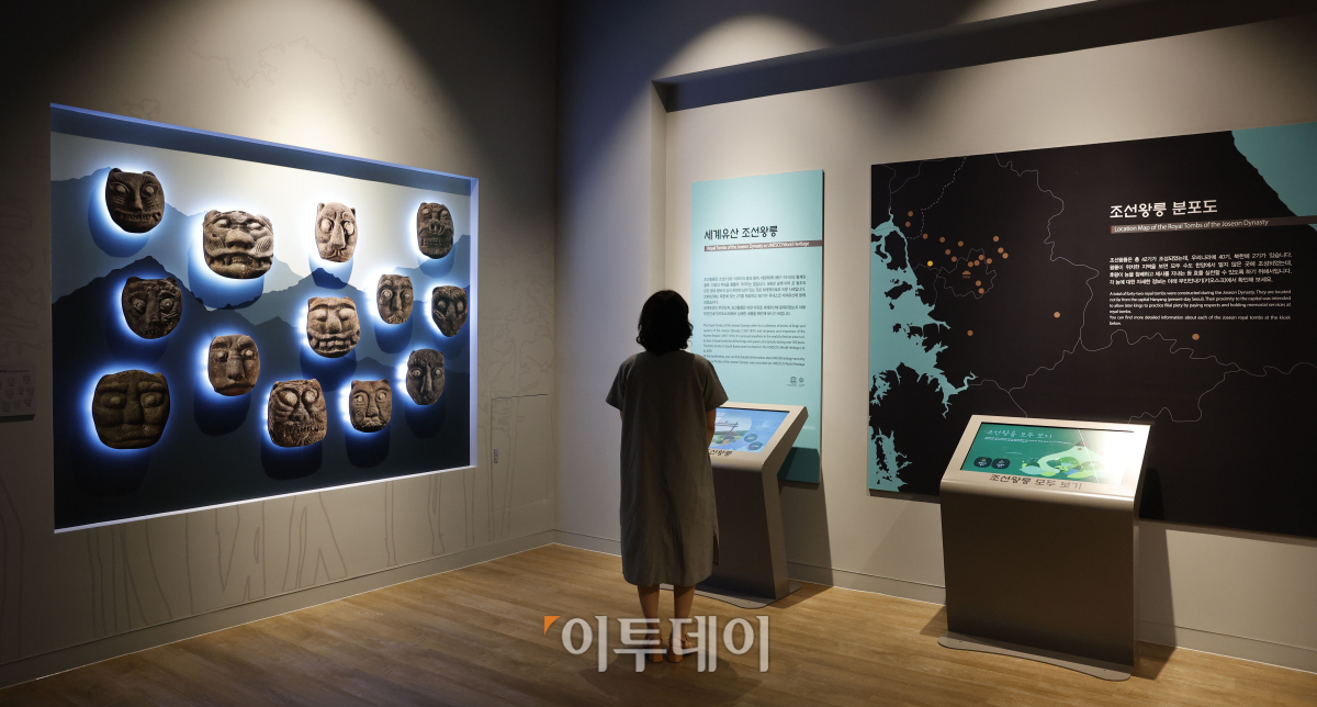 ▲김포 장릉 역사문화관이 전시 개편 재개관을 한 27일 오전 경기 김포시 김포 장릉 역사문화관을 찾은 관람객들이 전시를 살펴보고 있다. 김포 장릉 역사문화관은 유네스코 세계유산인 김포 장릉(章陵)의 역사와 문화적 가치를 배우고 관람객이 직접 참여해 느끼고 이해하는 체험형 전시로 새단장을 끝내고 이날 재개관 했다. 조현호 기자 hyunho@