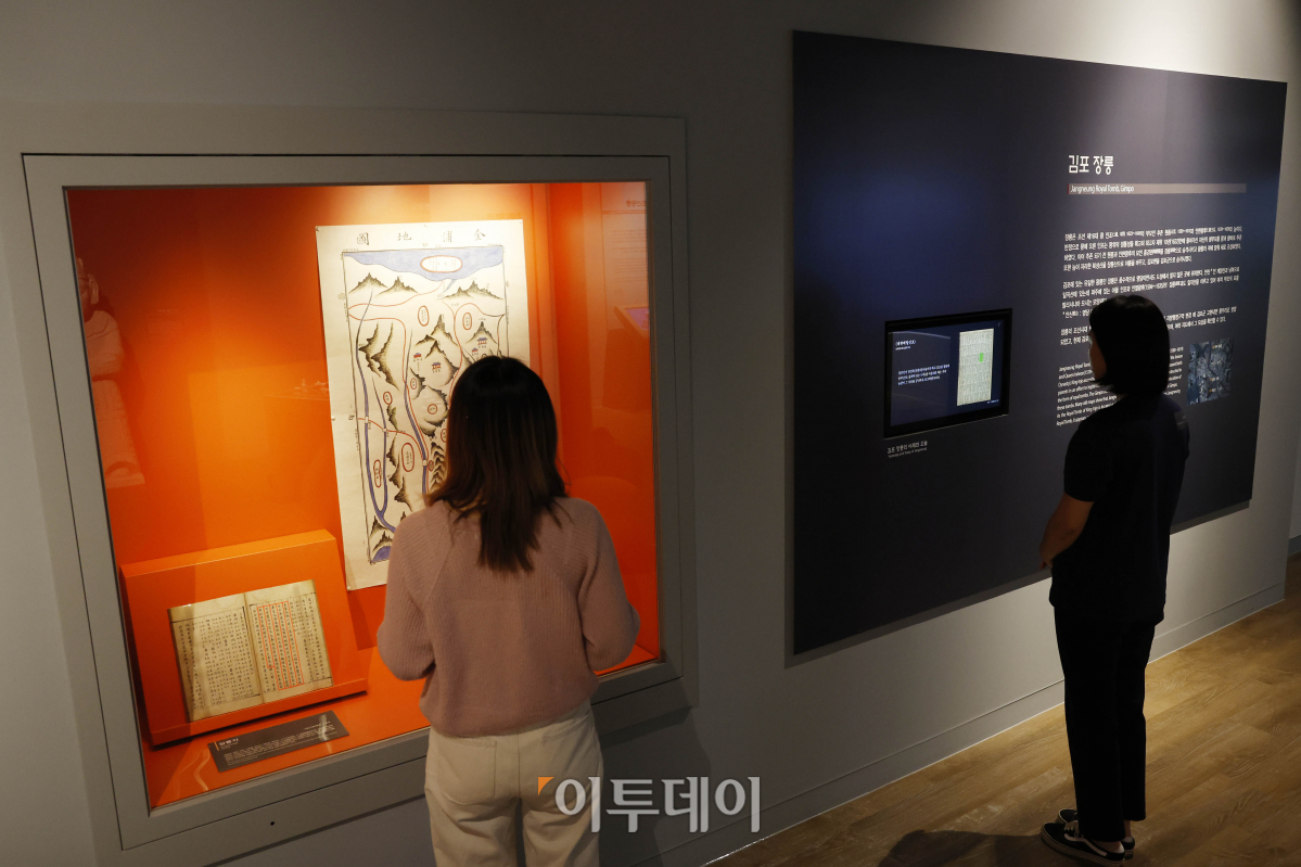 ▲김포 장릉 역사문화관이 전시 개편 재개관을 한 27일 오전 경기 김포시 김포 장릉 역사문화관을 찾은 관람객들이 전시를 살펴보고 있다. 김포 장릉 역사문화관은 유네스코 세계유산인 김포 장릉(章陵)의 역사와 문화적 가치를 배우고 관람객이 직접 참여해 느끼고 이해하는 체험형 전시로 새단장을 끝내고 이날 재개관 했다. 조현호 기자 hyunho@