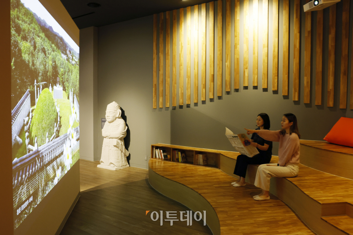 ▲김포 장릉 역사문화관이 전시 개편 재개관을 한 27일 오전 경기 김포시 김포 장릉 역사문화관을 찾은 관람객들이 전시를 살펴보고 있다. 김포 장릉 역사문화관은 유네스코 세계유산인 김포 장릉(章陵)의 역사와 문화적 가치를 배우고 관람객이 직접 참여해 느끼고 이해하는 체험형 전시로 새단장을 끝내고 이날 재개관 했다. 조현호 기자 hyunho@