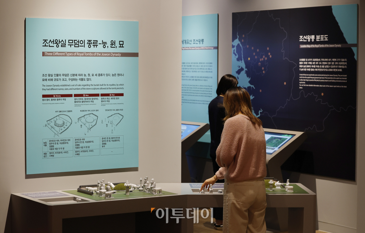 ▲김포 장릉 역사문화관이 전시 개편 재개관을 한 27일 오전 경기 김포시 김포 장릉 역사문화관을 찾은 관람객들이 전시를 살펴보고 있다. 김포 장릉 역사문화관은 유네스코 세계유산인 김포 장릉(章陵)의 역사와 문화적 가치를 배우고 관람객이 직접 참여해 느끼고 이해하는 체험형 전시로 새단장을 끝내고 이날 재개관 했다. 조현호 기자 hyunho@