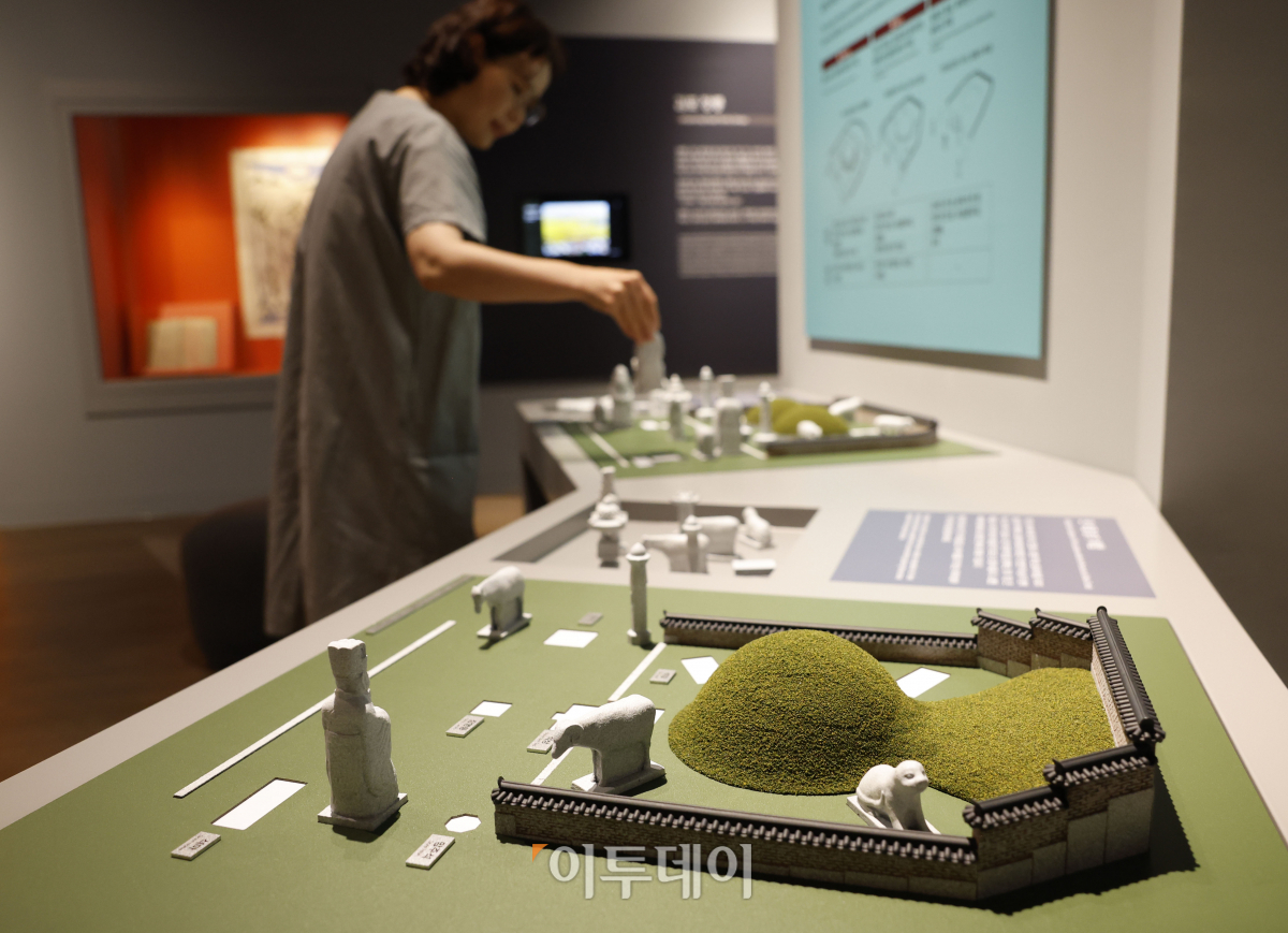 ▲김포 장릉 역사문화관이 전시 개편 재개관을 한 27일 오전 경기 김포시 김포 장릉 역사문화관을 찾은 관람객들이 전시를 살펴보고 있다. 김포 장릉 역사문화관은 유네스코 세계유산인 김포 장릉(章陵)의 역사와 문화적 가치를 배우고 관람객이 직접 참여해 느끼고 이해하는 체험형 전시로 새단장을 끝내고 이날 재개관 했다. 조현호 기자 hyunho@