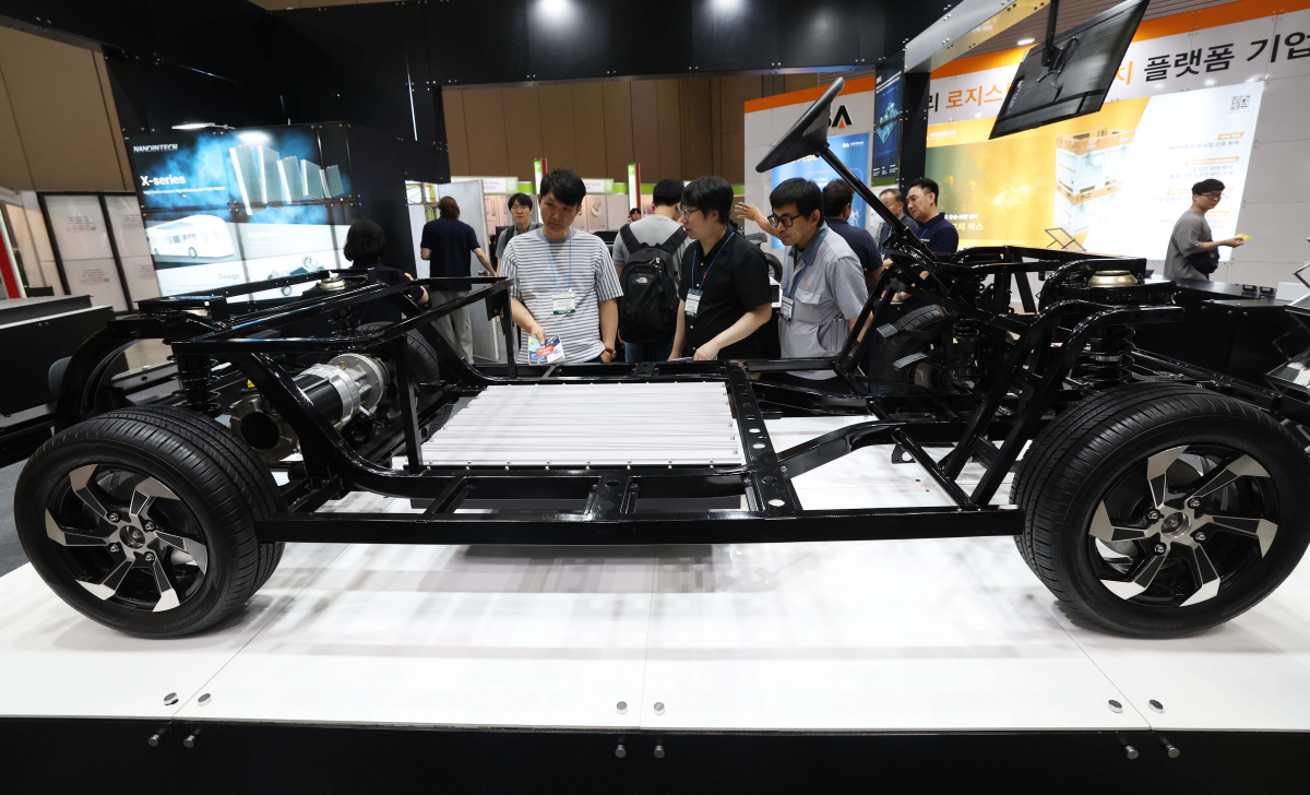 ▲27일 경기 고양시 킨텍스에서 열린 ‘2023 세계 배터리&충전 인프라 엑스포’를 찾은 참관객들이 전기 자동차 배터리를 살펴보고 있다. 제2의 반도체 산업으로 부상하는 최첨단 배터리 산업의 트렌드를 제시하는 이번 전시회는 29일까지 개최된다. 신태현 기자 holjjak@
