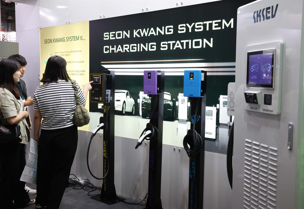 ▲27일 경기 고양시 킨텍스에서 열린 ‘2023 세계 배터리&충전 인프라 엑스포’를 찾은 참관객들이 전기 자동차 충전 시스템을 살펴보고 있다. 제2의 반도체 산업으로 부상하는 최첨단 배터리 산업의 트렌드를 제시하는 이번 전시회는 29일까지 개최된다. 신태현 기자 holjjak@