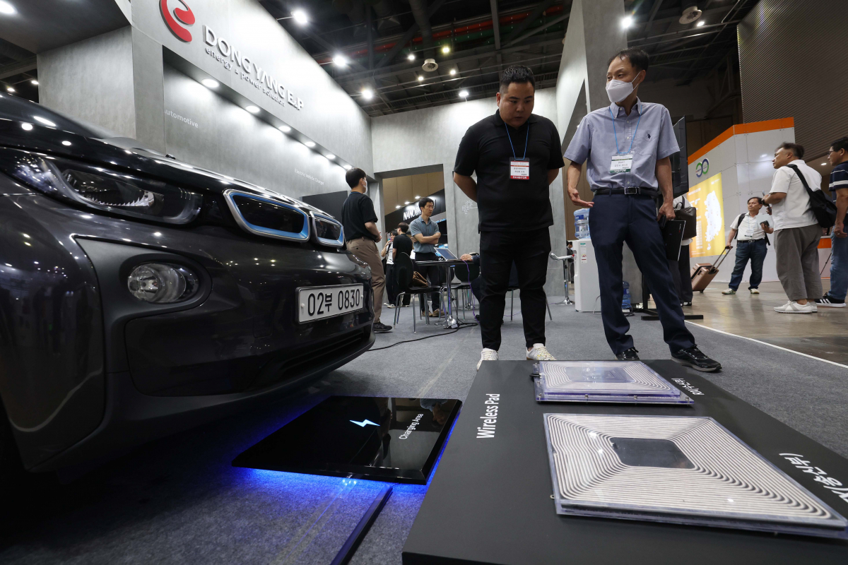 ▲27일 경기 고양시 킨텍스에서 열린 ‘2023 세계 배터리&충전 인프라 엑스포’를 찾은 참관객들이 전기 자동차 무선 충전 시스템을 살펴보고 있다. 제2의 반도체 산업으로 부상하는 최첨단 배터리 산업의 트렌드를 제시하는 이번 전시회는 29일까지 개최된다. 신태현 기자 holjjak@