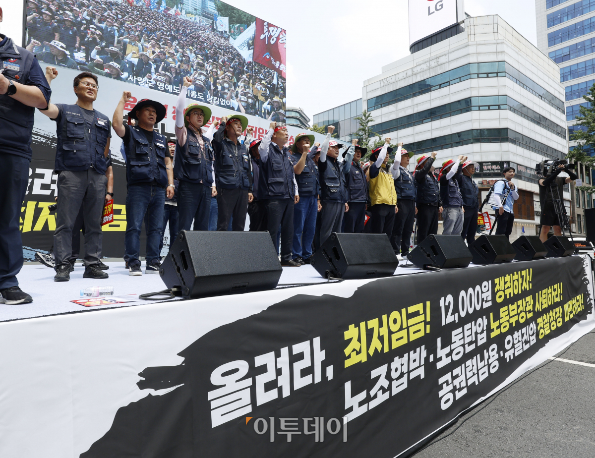 ▲27일 서울 중구 시청역 앞에서 열린 '윤석열 정권 심판! 최저임금 인상! 한국노총 노조간부 결의대회'에서 한국노총 간부들이 구호를 외치고 있다. 조현호 기자 hyunho@