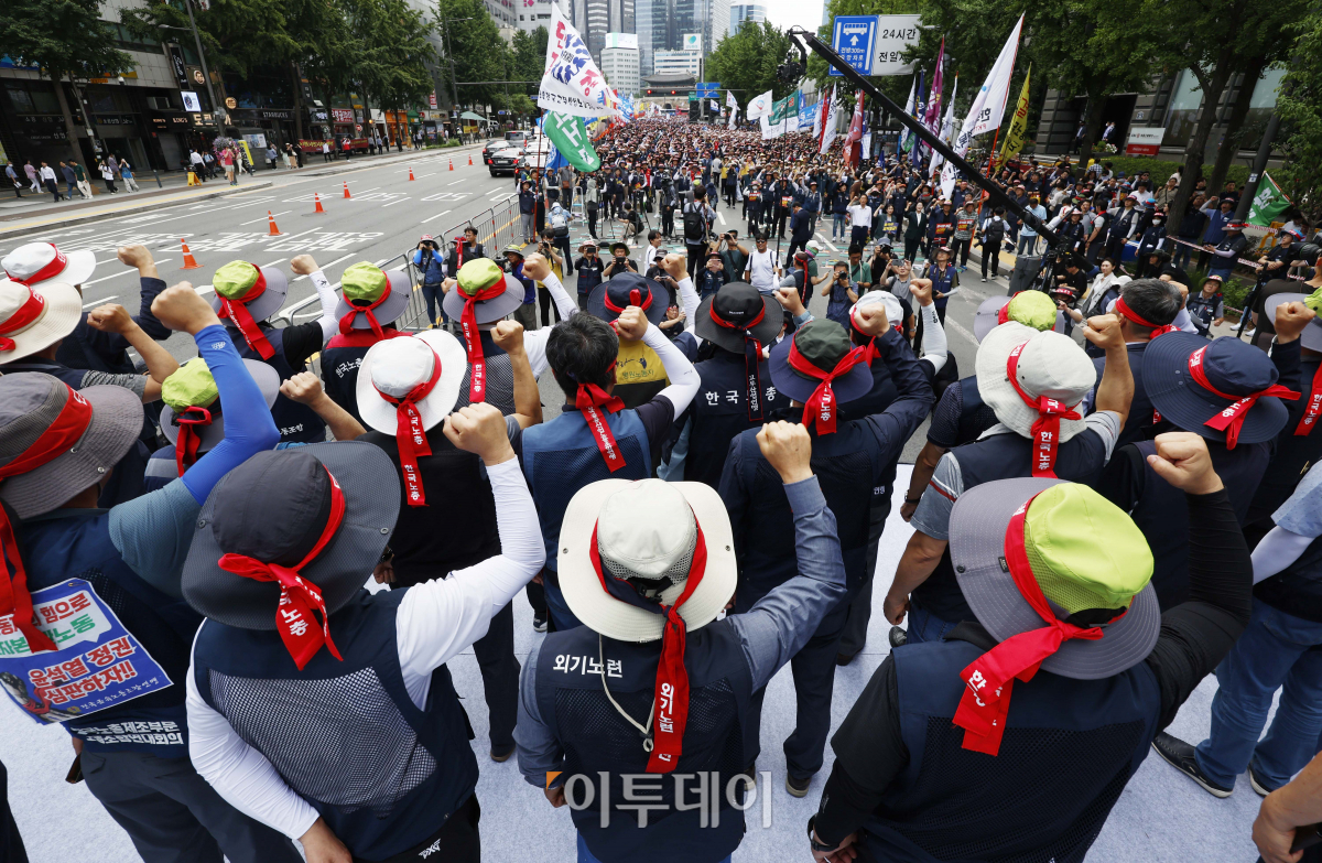 ▲27일 서울 중구 시청역 앞에서 열린 '윤석열 정권 심판! 최저임금 인상! 한국노총 노조간부 결의대회'에서 한국노총 간부들이 구호를 외치고 있다. 조현호 기자 hyunho@