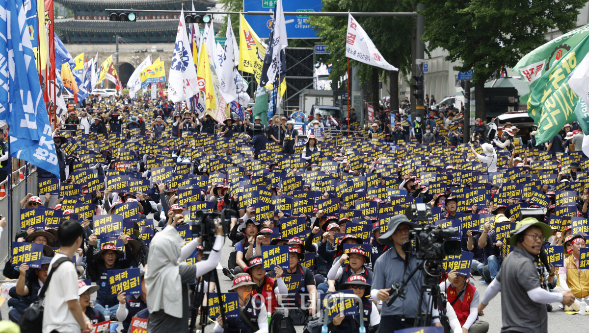 ▲27일 서울 중구 시청역 앞에서 열린 '윤석열 정권 심판! 최저임금 인상! 한국노총 노조간부 결의대회'에서 한국노총 조합원들이 구호를 외치고 있다. 조현호 기자 hyunho@
