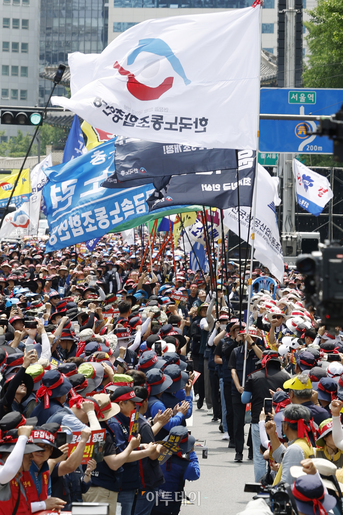 ▲27일 서울 중구 시청역 앞에서 열린 '윤석열 정권 심판! 최저임금 인상! 한국노총 노조간부 결의대회'에서 한국노총 산별노조 및 지부 깃발이 입장하고 있다. 조현호 기자 hyunho@