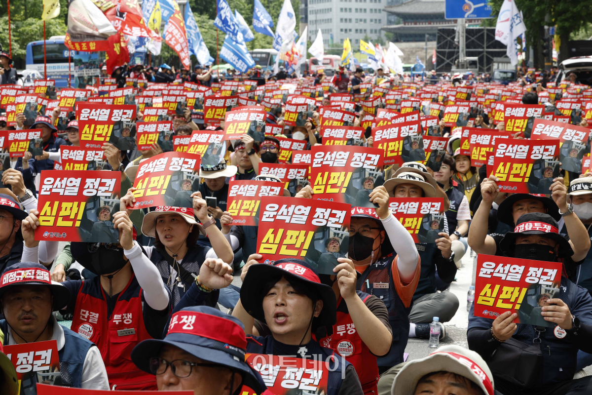 ▲27일 서울 중구 시청역 앞에서 열린 '윤석열 정권 심판! 최저임금 인상! 한국노총 노조간부 결의대회'에서 한국노총 조합원들이 구호를 외치고 있다. 조현호 기자 hyunho@