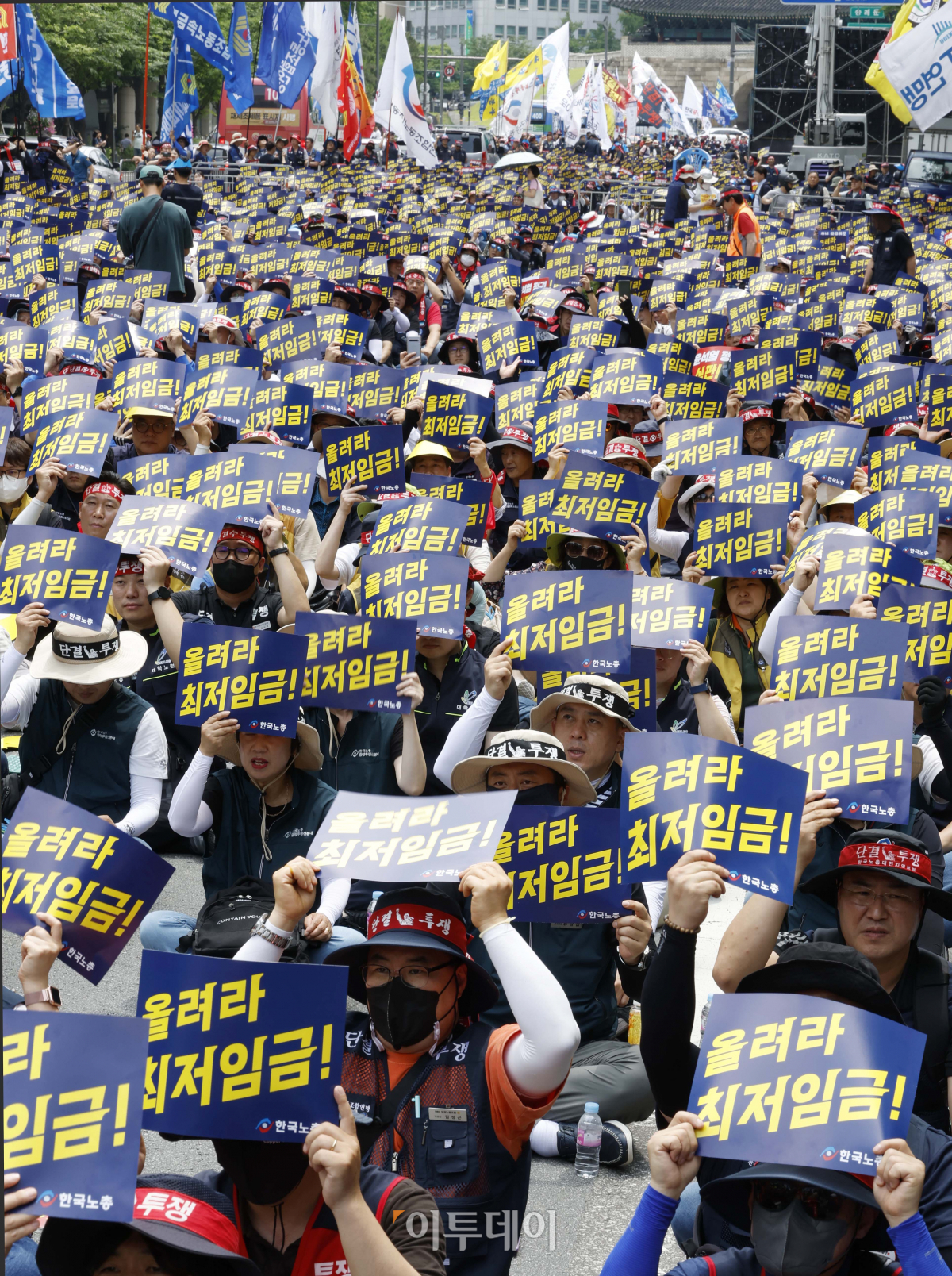 ▲27일 서울 중구 시청역 앞에서 열린 '윤석열 정권 심판! 최저임금 인상! 한국노총 노조간부 결의대회'에서 한국노총 조합원들이 구호를 외치고 있다. 조현호 기자 hyunho@