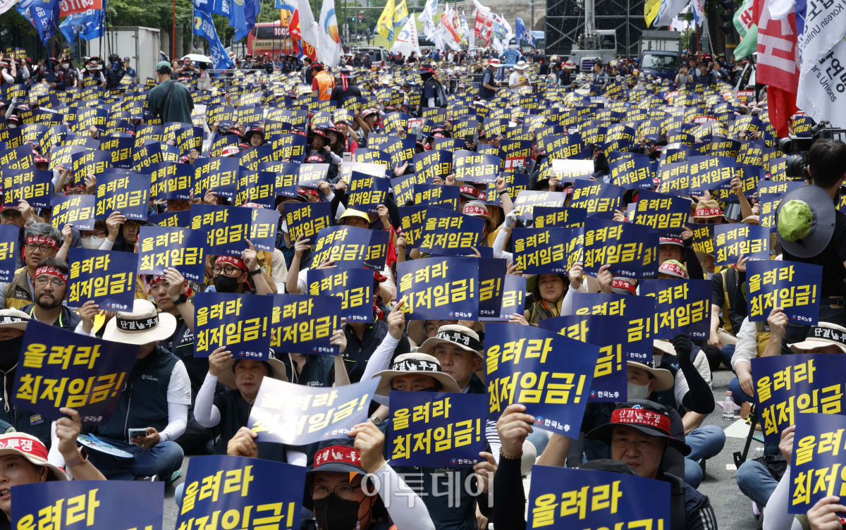 ▲27일 서울 중구 시청역 앞에서 열린 '윤석열 정권 심판! 최저임금 인상! 한국노총 노조간부 결의대회'에서 한국노총 조합원들이 구호를 외치고 있다. 조현호 기자 hyunho@