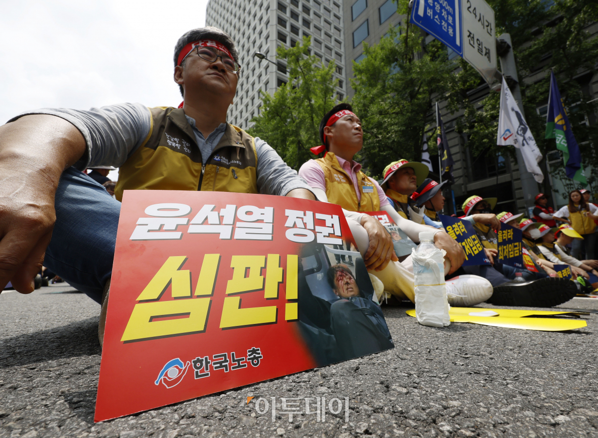 ▲27일 서울 중구 시청역 앞에서 '윤석열 정권 심판! 최저임금 인상! 한국노총 노조간부 결의대회'가 열리고 있다. 조현호 기자 hyunho@