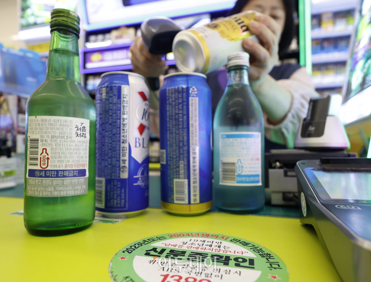 ▲만 나이 통일법 시행을 하루 앞둔 27일 서울 시내 한 편의점에 '19세 미만 청소년에게 술·담배 판매금지' 안내문이 붙어 있다. 28일부터 만 나이 통일법이 시행돼도 술·담배 구매 연령은 기존과 동일하게 유지된다. 여성가족부는 이날 청소년 보호법상 청소년 연령이 현행과 같이 유지됨에 따라 술·담배 구매 가능 연령은 변함이 없다고 밝혔다. 조현호 기자 hyunho@