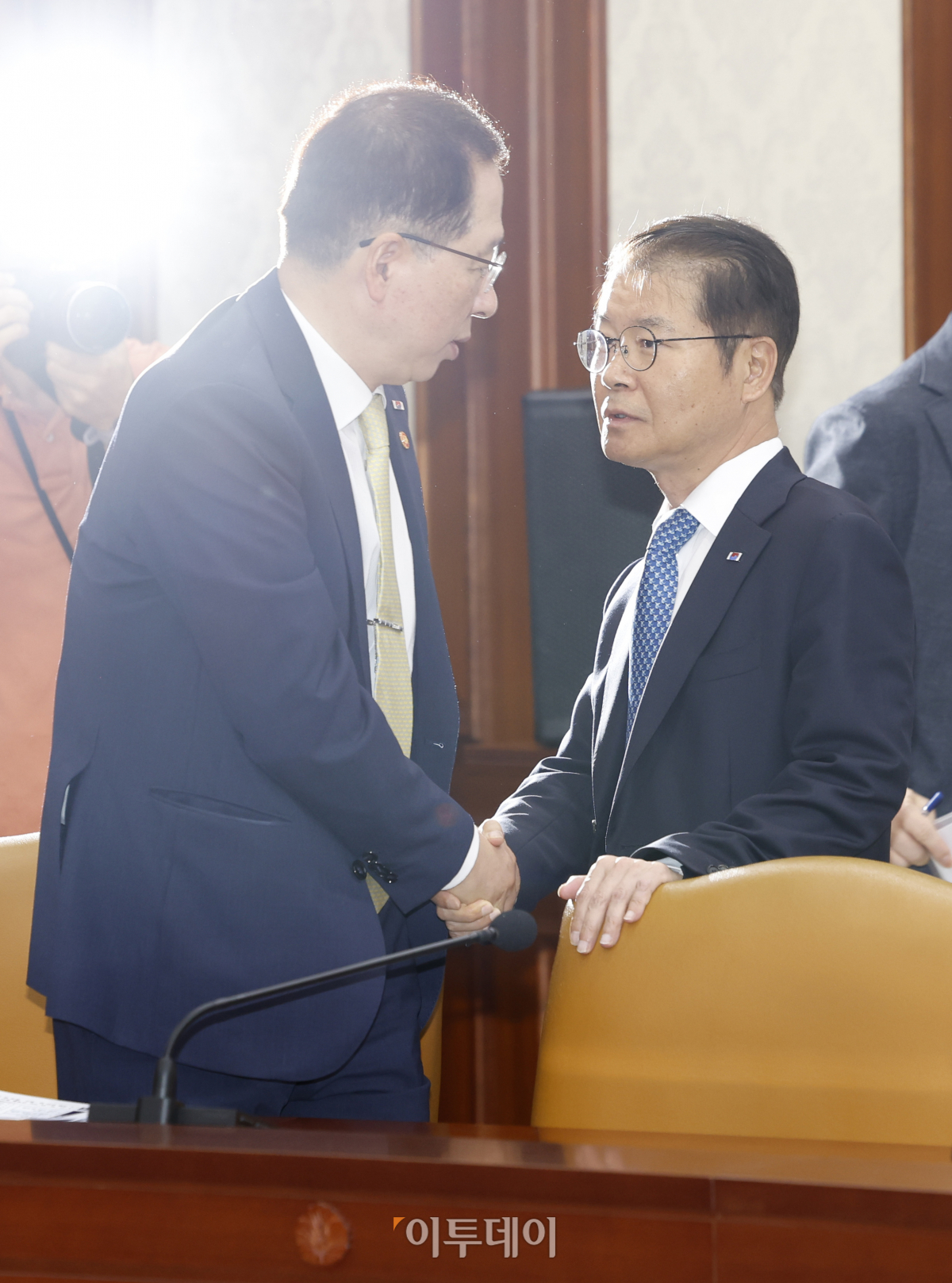 ▲이정식 고용노동부 장관과 조승환 해양수산부 장관이 28일 오전 서울 종로구 정부서울청사에서 열린 '비상경제장관회 겸 수출투자대책회의'에 참석하며 인사를 하고 있다. 조현호 기자 hyunho@