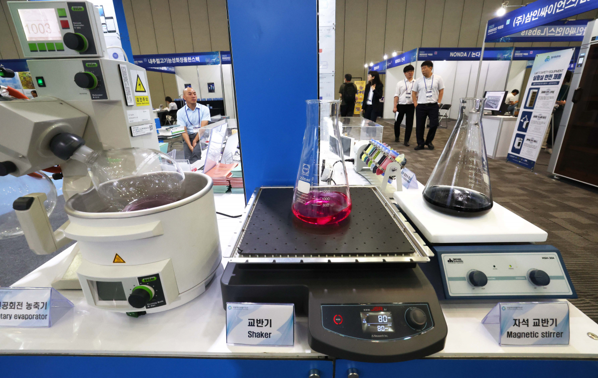 ▲28일 경기 고양시 킨텍스에서 열린 ‘2023 해양바이오 박람회’에 해양바이오 연구개발 장비가 전시돼 있다. ‘바다가 꿈꾸는 내일, 미래를 만나는 해양바이오’를 주제로 29일까지 진행되는 박람회에선 국내 50개의 해양바이오 기업이 보유한 기술과 제품을 전시·홍보하고, 충청남도와 전라남도 등 4개 지자체가 공동으로 해양바이오 주요 정책과 기업 유치 활동 등을 소개하는 지역관도 운영한다. 신태현 기자 holjjak@