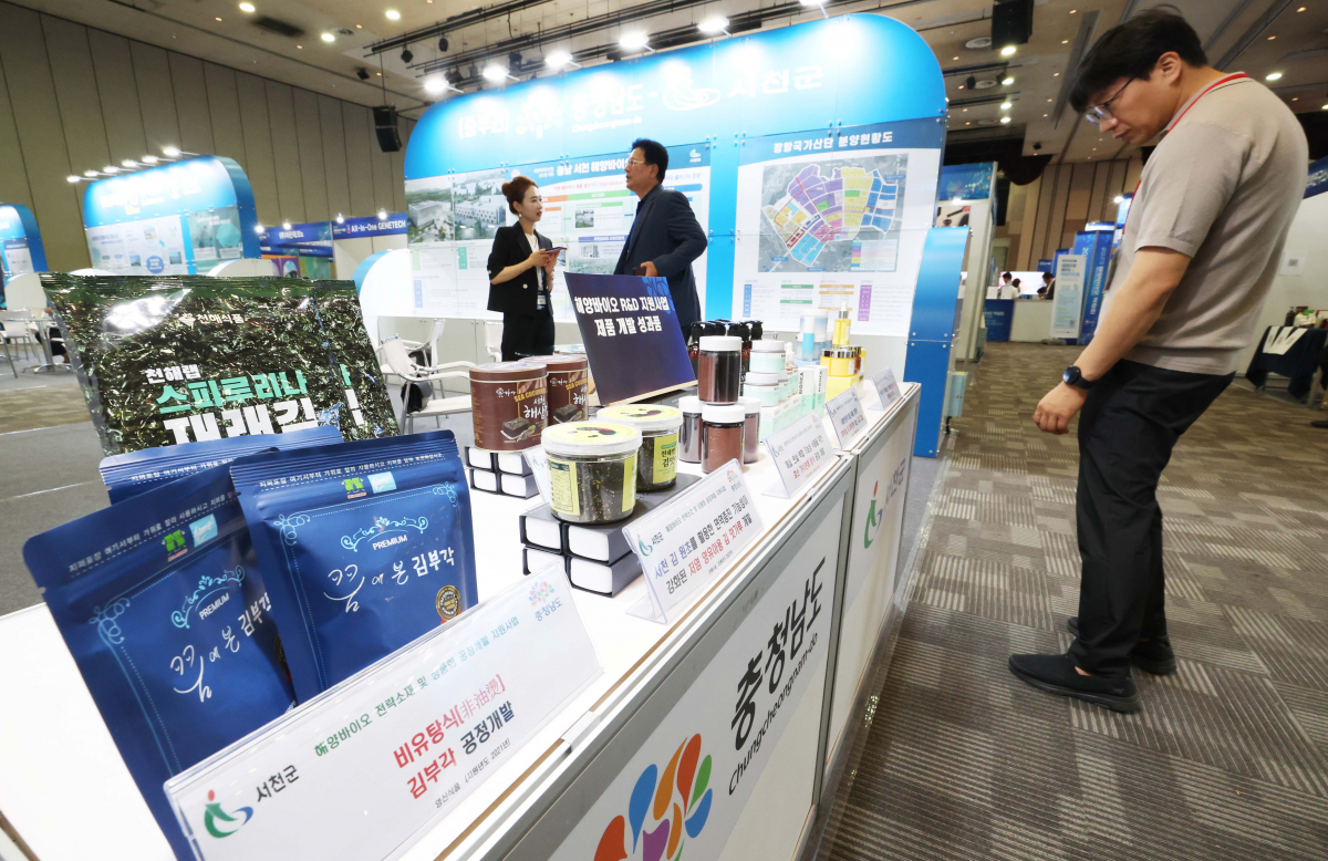 ▲28일 경기 고양시 킨텍스에서 열린 ‘2023 해양바이오 박람회’에 해양바이오 연구개발 지원사업 제품 개발 성과품이 전시돼 있다. ‘바다가 꿈꾸는 내일, 미래를 만나는 해양바이오’를 주제로 29일까지 진행되는 박람회에선 국내 50개의 해양바이오 기업이 보유한 기술과 제품을 전시·홍보하고, 충청남도와 전라남도 등 4개 지자체가 공동으로 해양바이오 주요 정책과 기업 유치 활동 등을 소개하는 지역관도 운영한다. 신태현 기자 holjjak@