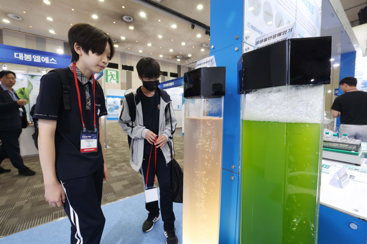 ▲28일 경기 고양시 킨텍스에서 열린 ‘2023 해양바이오 박람회’에서 학생들이 광생물반응배양기를 살펴보고 있다. ‘바다가 꿈꾸는 내일, 미래를 만나는 해양바이오’를 주제로 29일까지 진행되는 박람회에선 국내 50개의 해양바이오 기업이 보유한 기술과 제품을 전시·홍보하고, 충청남도와 전라남도 등 4개 지자체가 공동으로 해양바이오 주요 정책과 기업 유치 활동 등을 소개하는 지역관도 운영한다. 신태현 기자 holjjak@