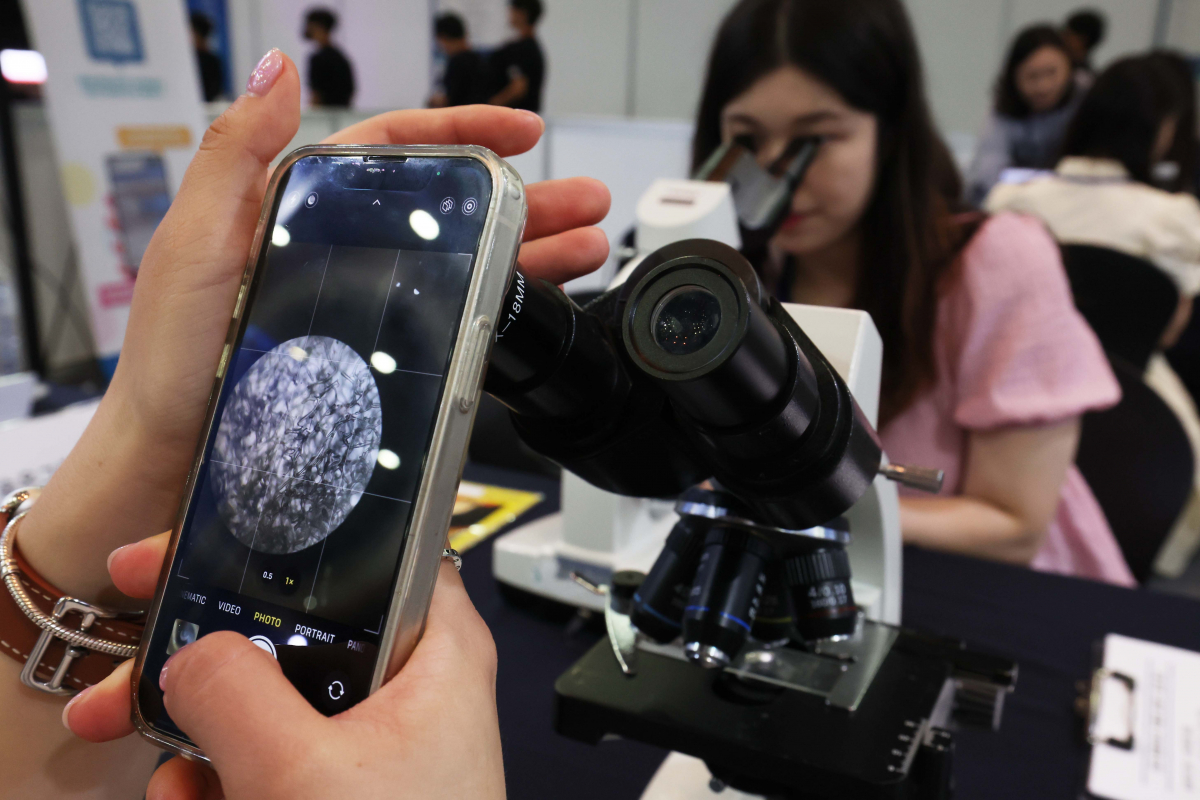 ▲28일 경기 고양시 킨텍스에서 열린 ‘2023 해양바이오 박람회’ 국립해양생물자원관 부스에서 참관객들이 목욕 스펀지로 쓰이는 해양생물을 현미경으로 관찰하고 있다. ‘바다가 꿈꾸는 내일, 미래를 만나는 해양바이오’를 주제로 29일까지 진행되는 박람회에선 국내 50개의 해양바이오 기업이 보유한 기술과 제품을 전시·홍보하고, 충청남도와 전라남도 등 4개 지자체가 공동으로 해양바이오 주요 정책과 기업 유치 활동 등을 소개하는 지역관도 운영한다. 신태현 기자 holjjak@